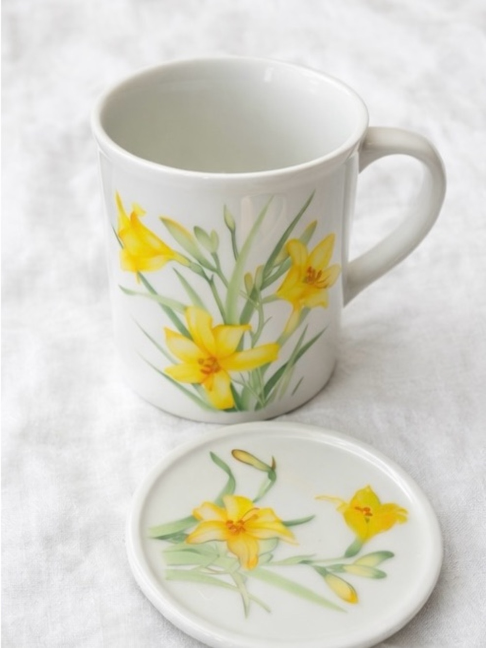 Retro Vintage 80s White Mug with Yellow Floral Design